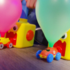 Balloon Zoom: Léggömbös játékautók indulásra készen állnak.