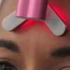 DermaWav piros LED-fénnyel a homlokon – célzott ránctalanítás meleggel és mikrovibrációval.